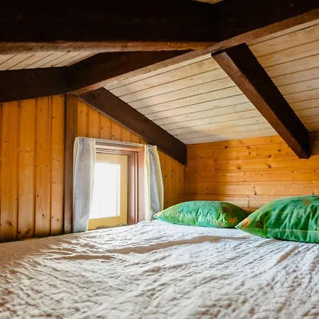 Family In Heather-clad Landscape Dom wakacyjny