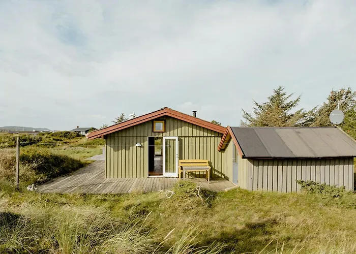 Family In Heather-clad Landscape بيت للعطل
